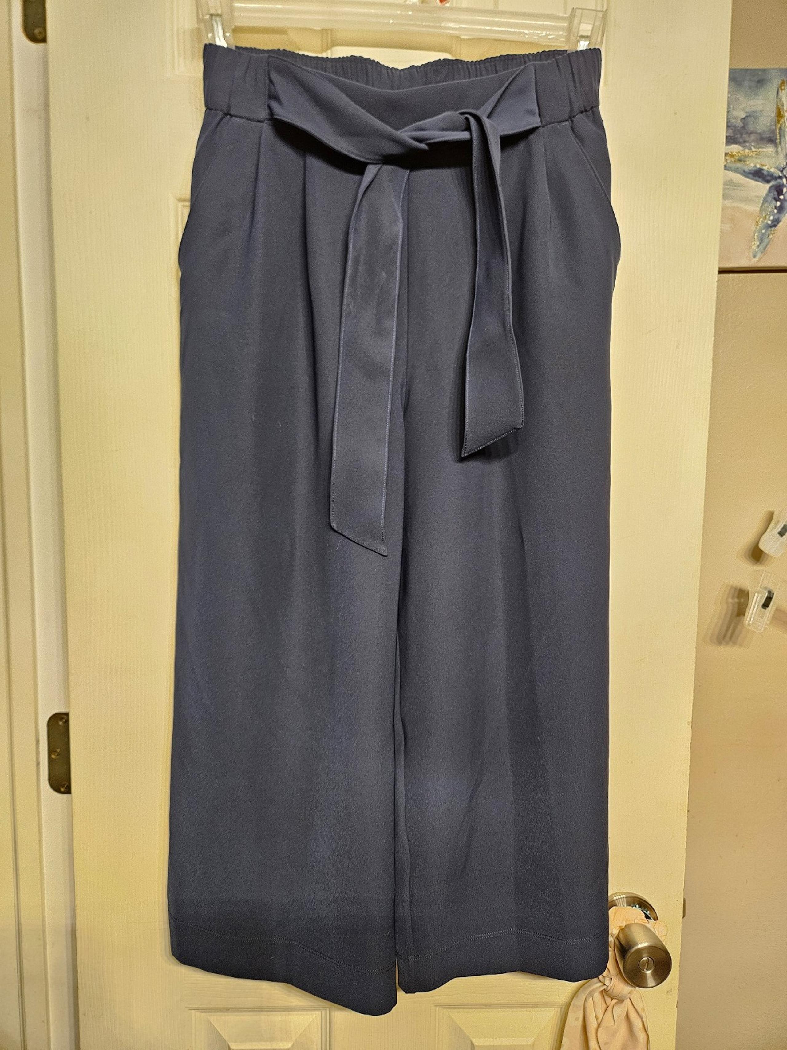 Lululemon dark blue wide leg cropped pants size 6