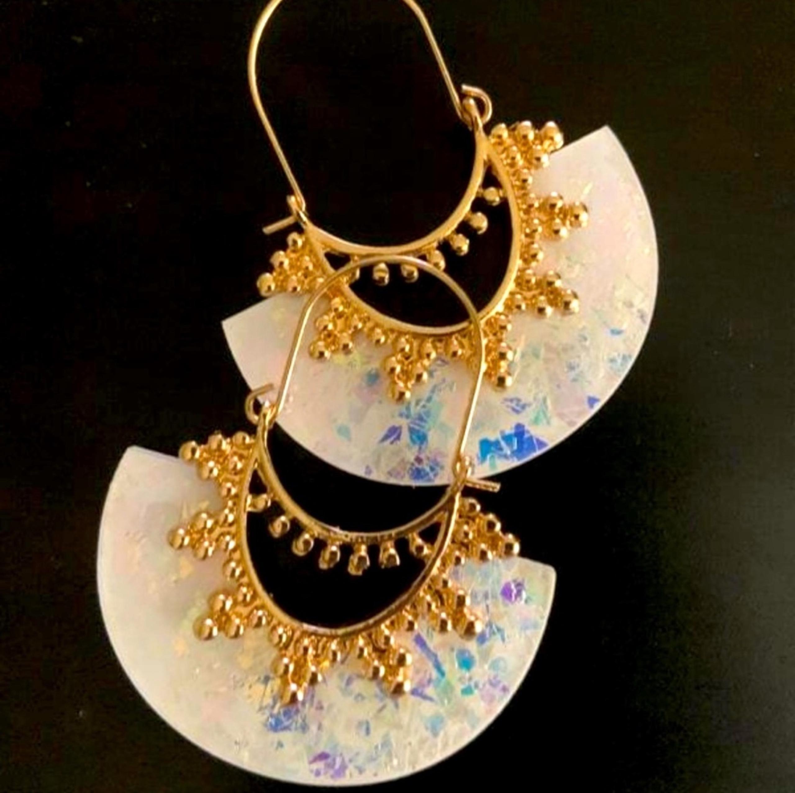 Bollywood Iridescent White Foil Flake Shimmer Gold Elaborate Semicircle Fan Hoop