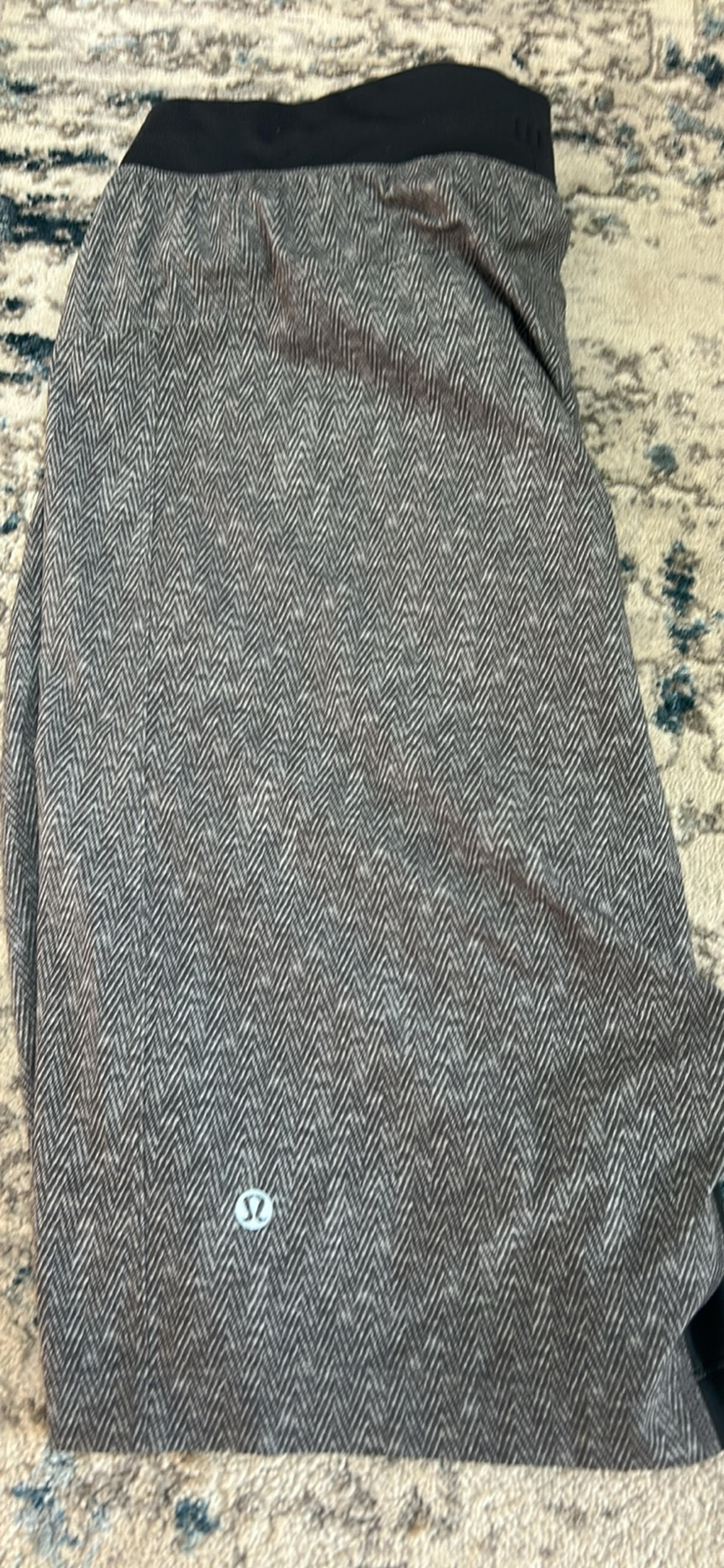 Lululemon men’s medium athletic shorts gray chevron pattern with wide waist band