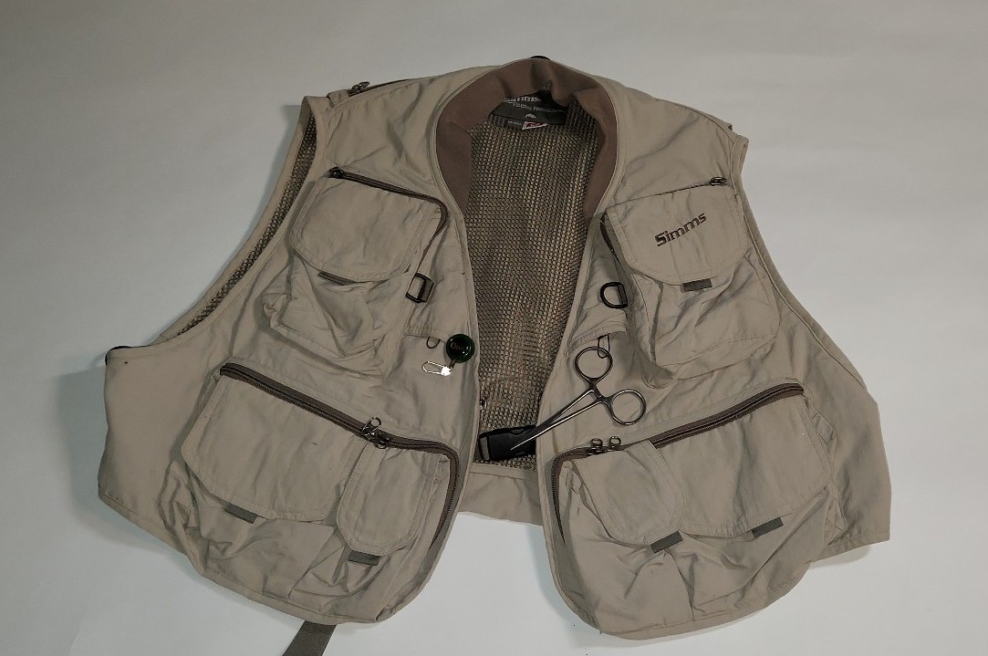 SIMMS Fly Fishing Vest Men’s Size 2XLarge Tan Zippered Pockets Mesh Nylon