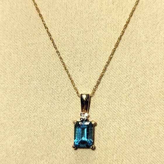 Vintage 10K Yellow Gold Blue Topaz Diamond Accent Pendant Necklace 18 Signed CW