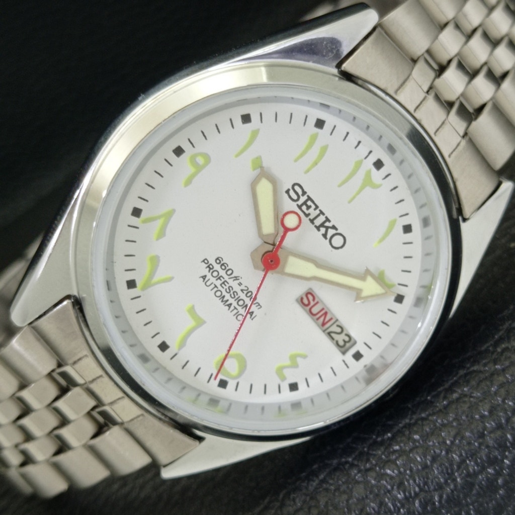 Vintage 1975 Arabic Seiko Automatic Mens Silver Watch W/daydate & Green accents