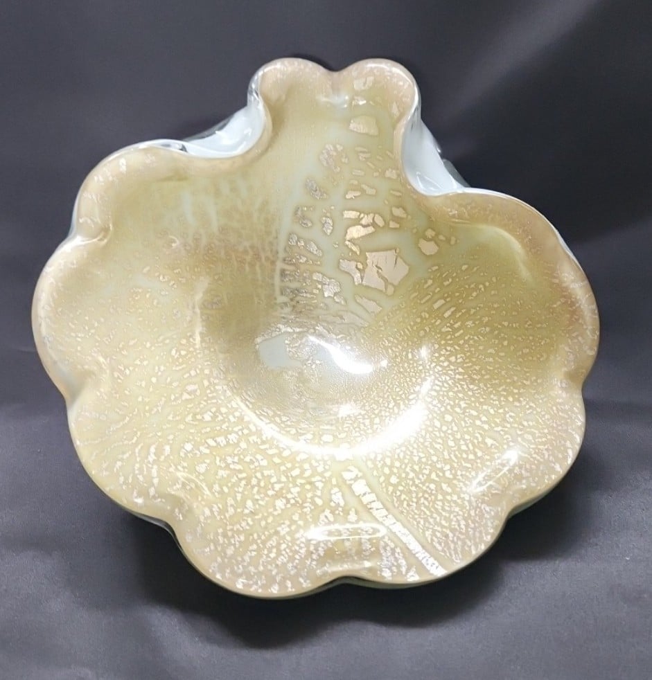 VTG 70s MURANO WHITE HEAVY GOLD AVENTURINE SCALLOPED SHELL CENTERPIECE BOWL