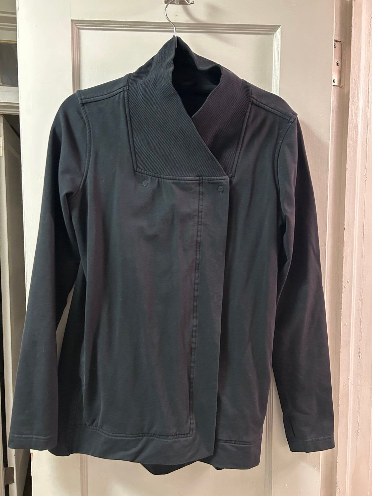 Women’s Lululemon long sleeve black swing jacket size M snap collar