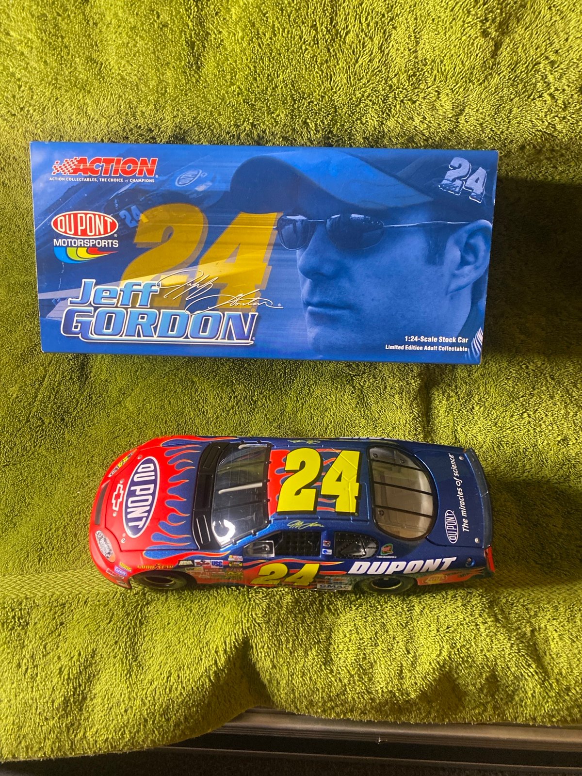 Nascar # 24 Jeff Gordon DuPont 2004 Monte Carlo 1.24 Scale Diecast