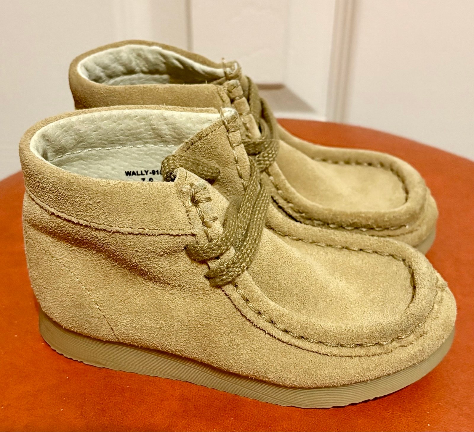 FOOTMATES BUCK SUEDE LEATHER MOCCASIN BOOTS. SIZE 7. VERY NICE CONDITION!
