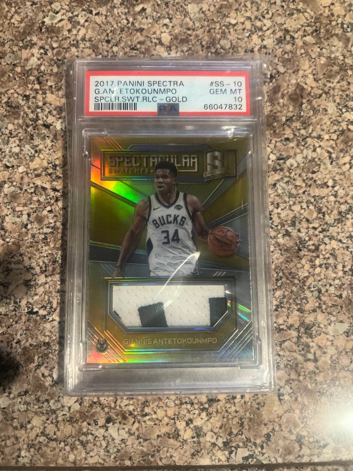 17-18 Panini Spectra Swatches Giannis Antetokounmpo PSA 10 05/10