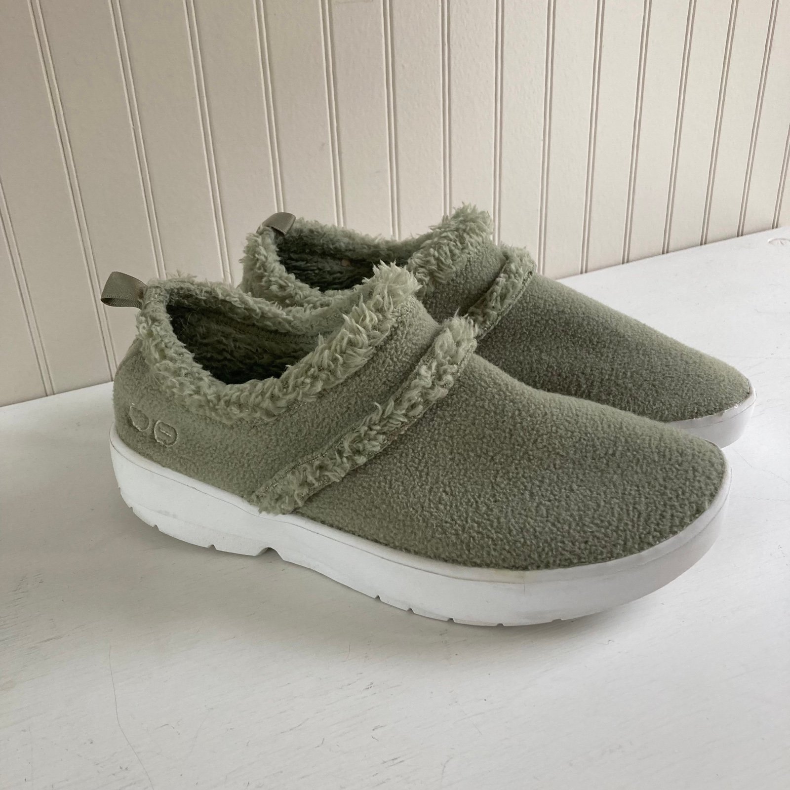 Oofos Oocoozie Low Recovery Slip On Shoes Green Sherpa Womens Size 9