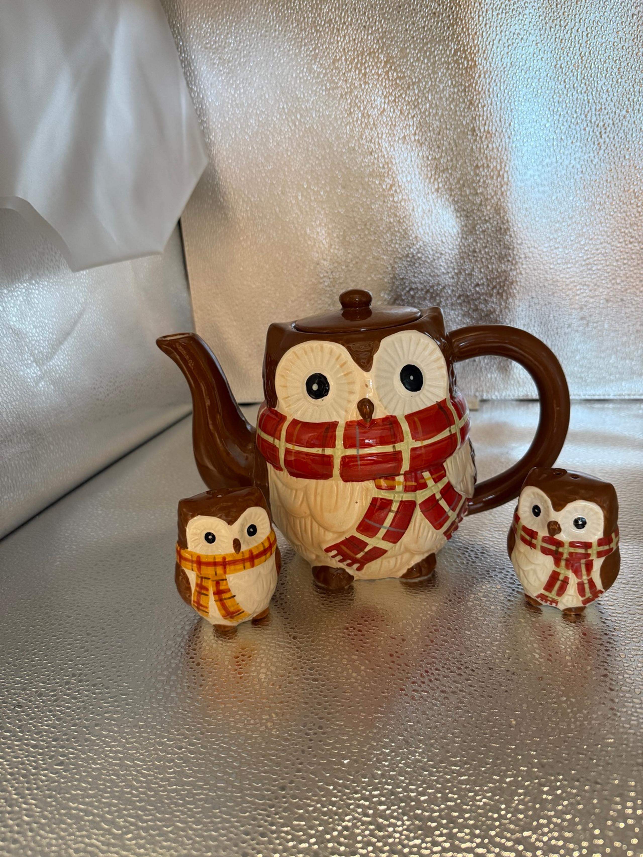 Tea pot and salt and pepper shakers