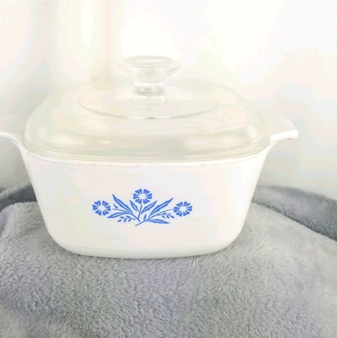 Vintage Corning Ware  1 1/2 qt white blu