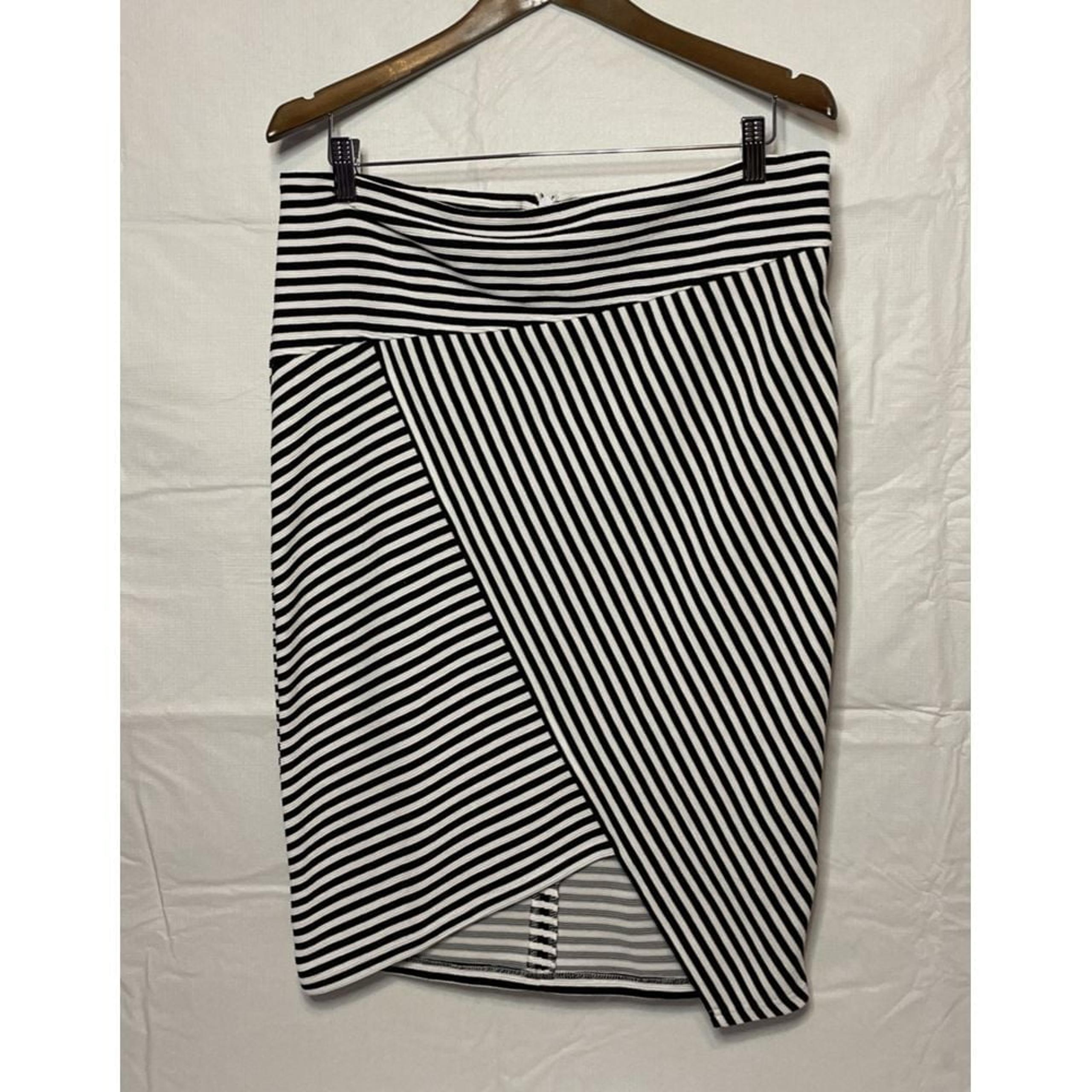Forever 21 Women's Plus Size XL Black White Pencil Skirt Knee Length Striped