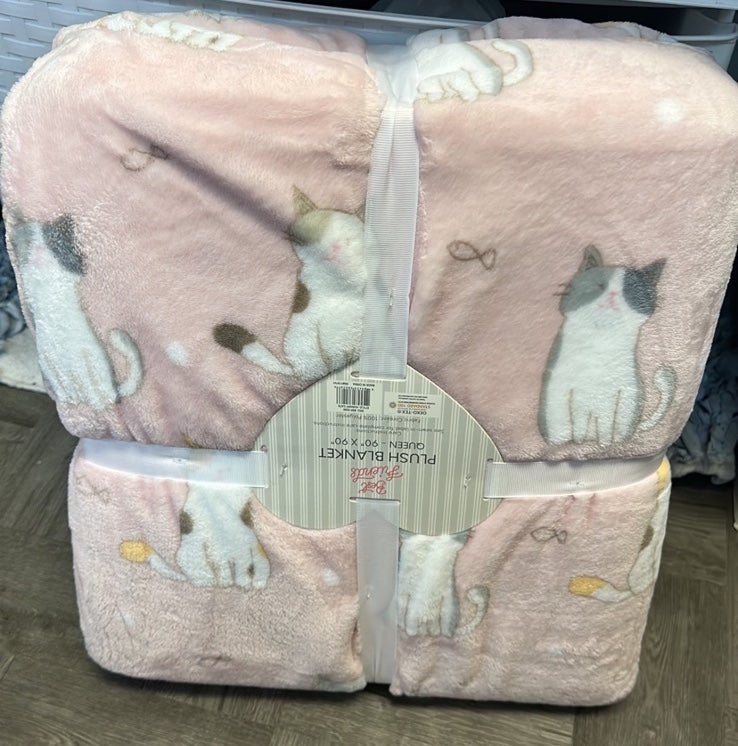 Milo and Friends Cat Queen Plush Throw Blanket