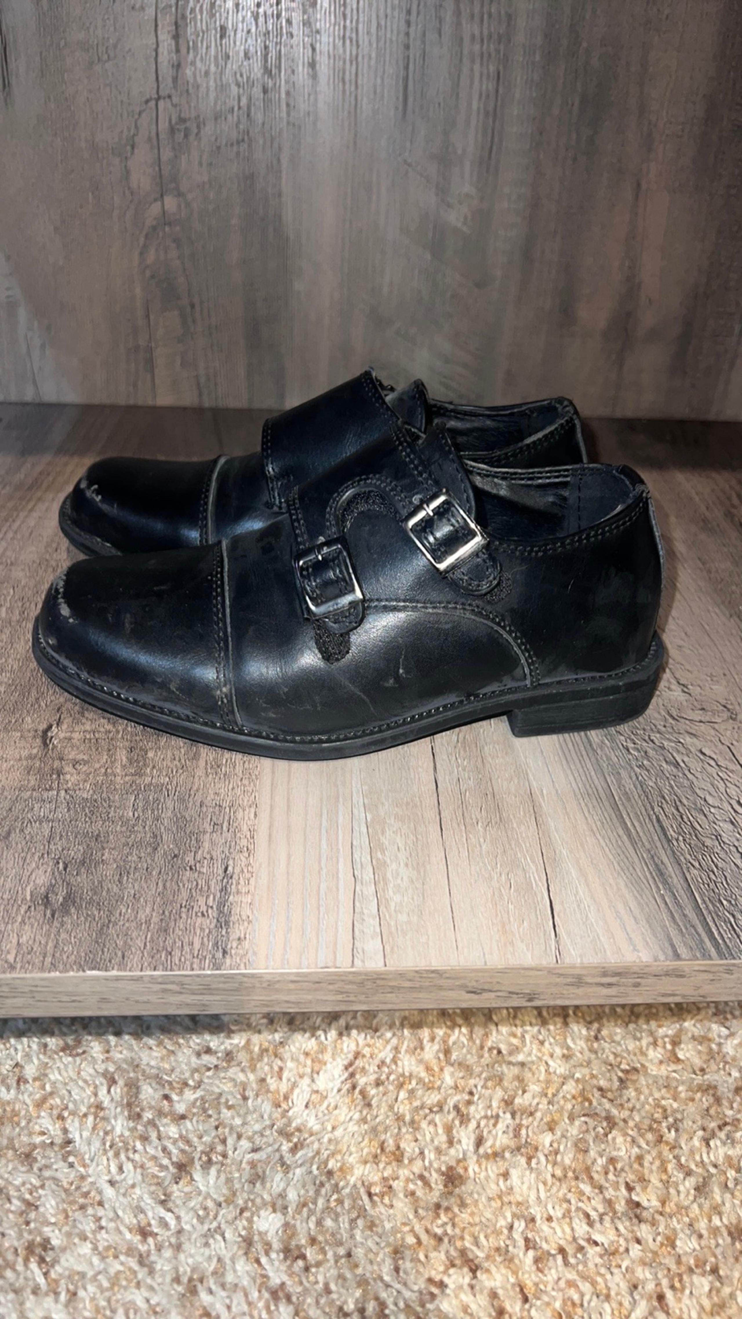 Kids Steve Madden Boys Tchaaz Leather Oxfords, Black, Size 10. Toes are scuffed