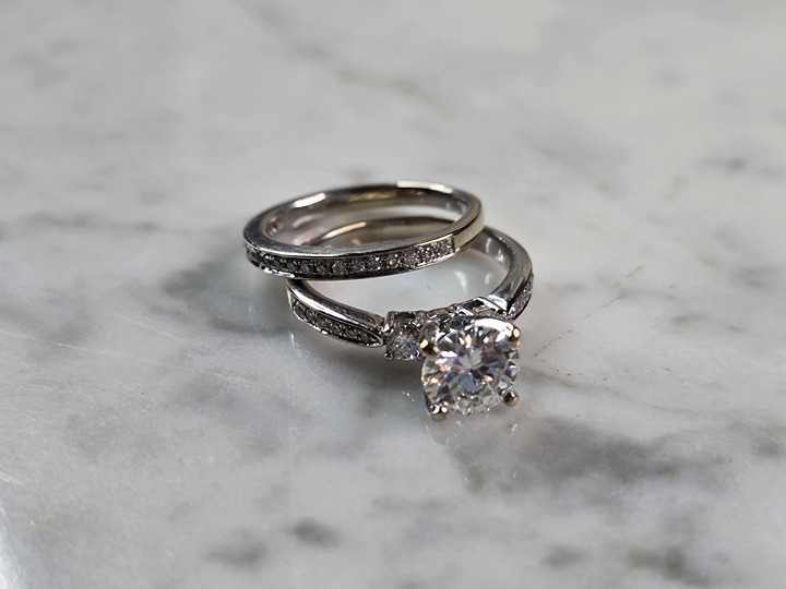 Womens Vintage Estate 18K White Gold Diamond Moissanite Ring Set 4.9g E1555