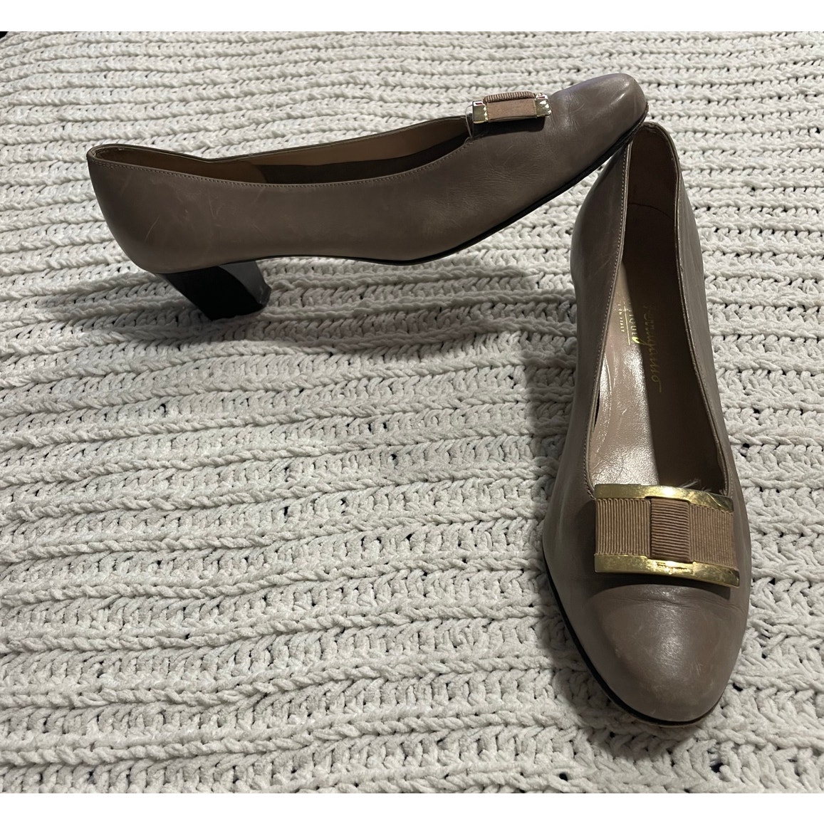 Salvatore Ferragamo Bow Buckle Heels Womens 9 B Leather Italy 44752 Career Tan
