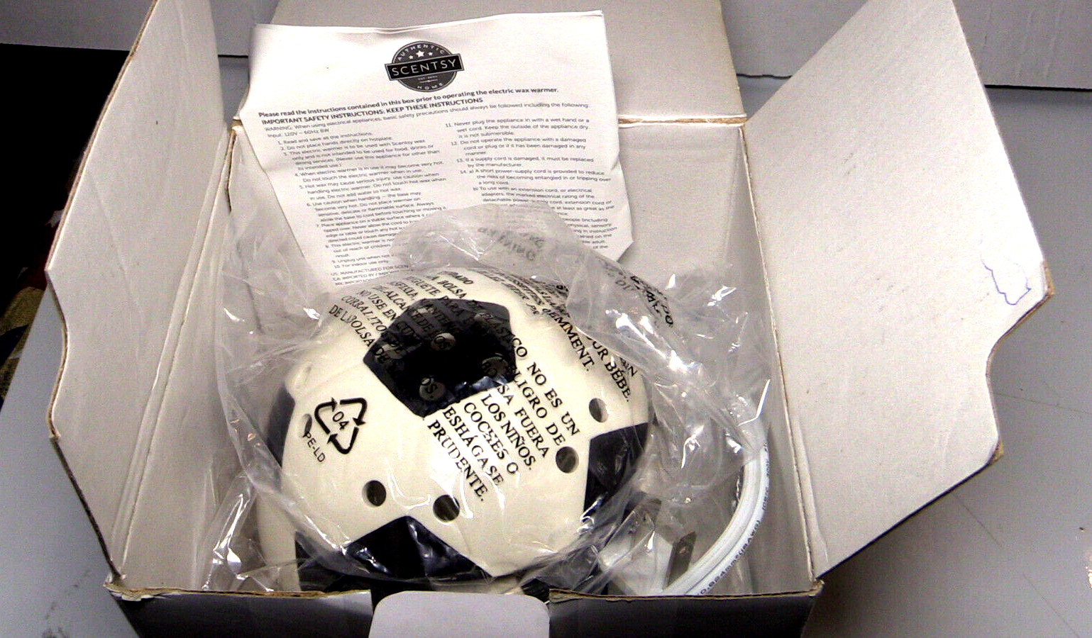 GOAL!! Scentsy Soccer Ball Warmer New In open Box Retired 2015 (5' inches high)