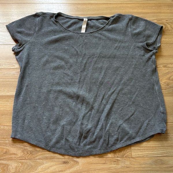 Lululemon Women’s Size 10 Gray Waffle Knit Short Sleeve Tee Shirt Workout Top