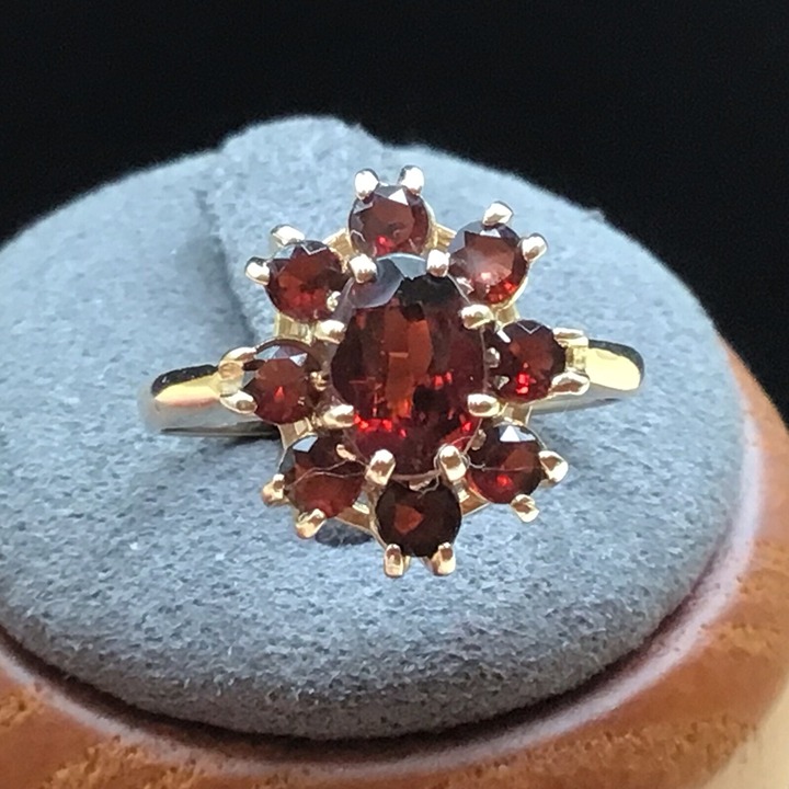 10K Yellow Gold Garnet Ring 2.5 Grams Size 5.25