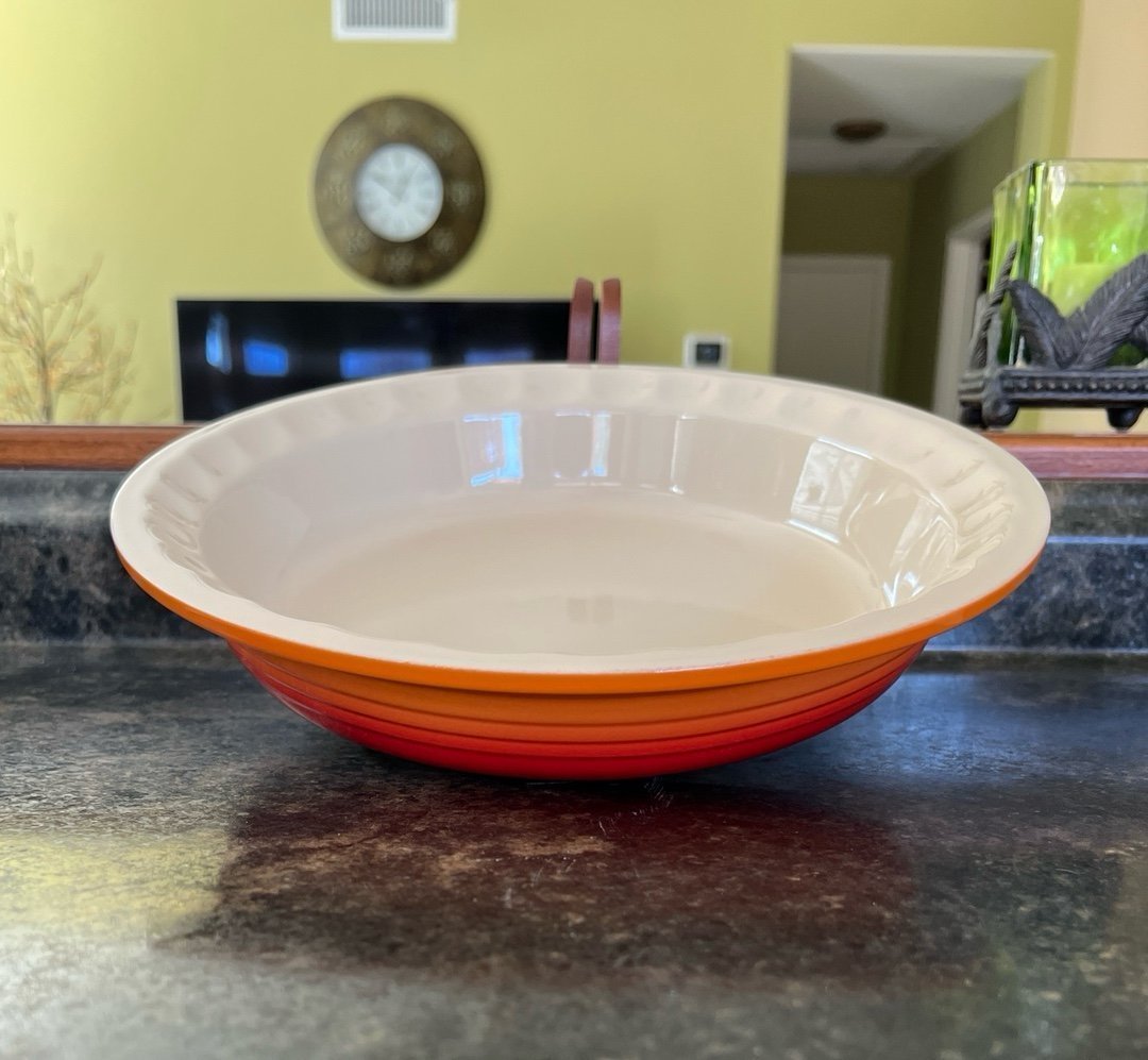 NWT Le Creuset FLAME Stoneware 11 (23cm) Pie Dish plate