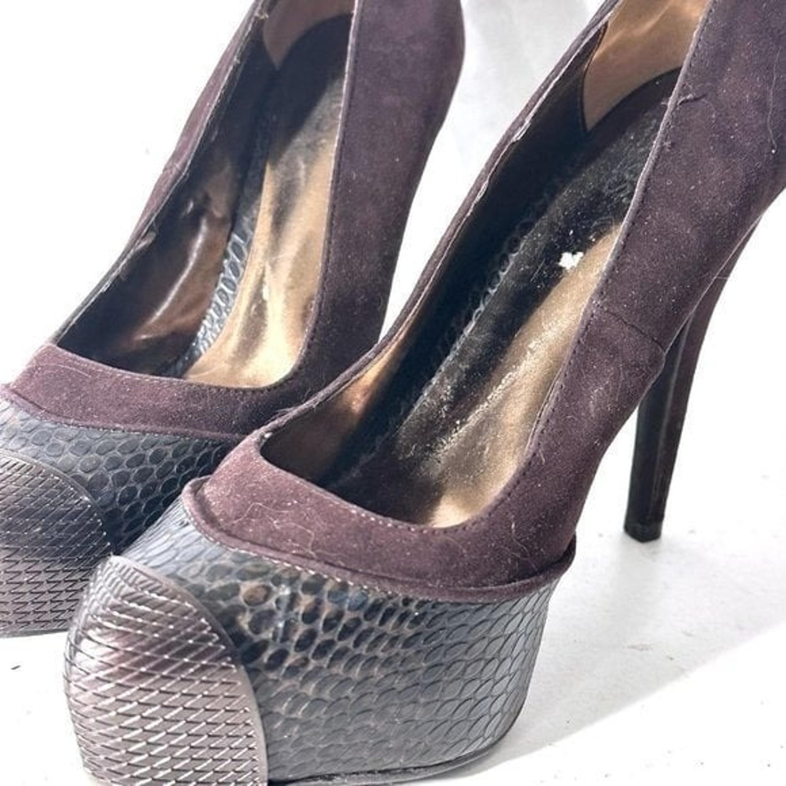Carlos Santana Pumps Leather Size 8.5 Wine Brown Suede Embossed