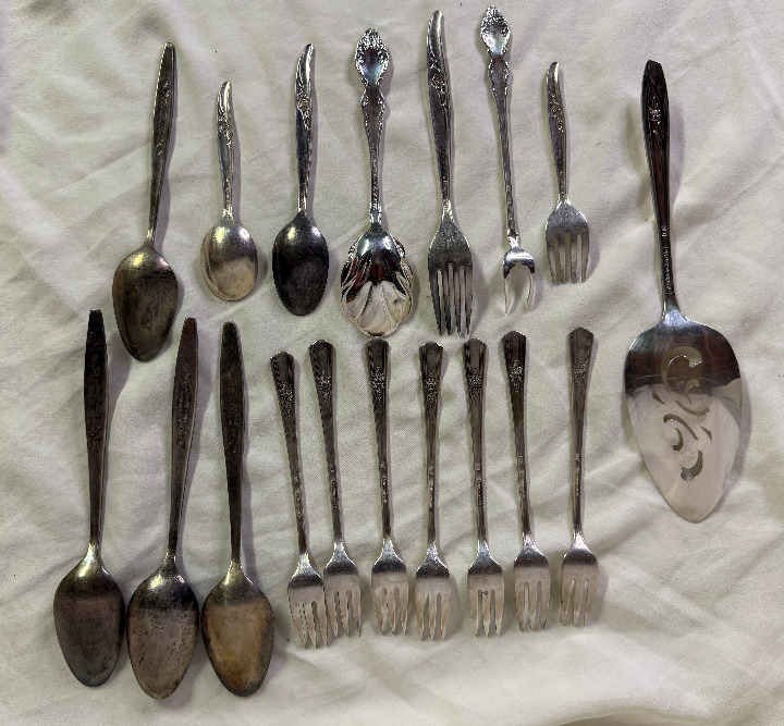 Silverware LOT Oneida Rose Baroque Wm. Rogers Stainless Flatware Fork Spoon