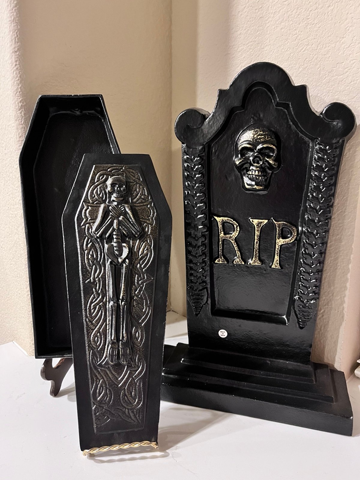2-PIECE NEW SKELETON THOMB AND COFFIN METAL HALLOWEEN DECOR