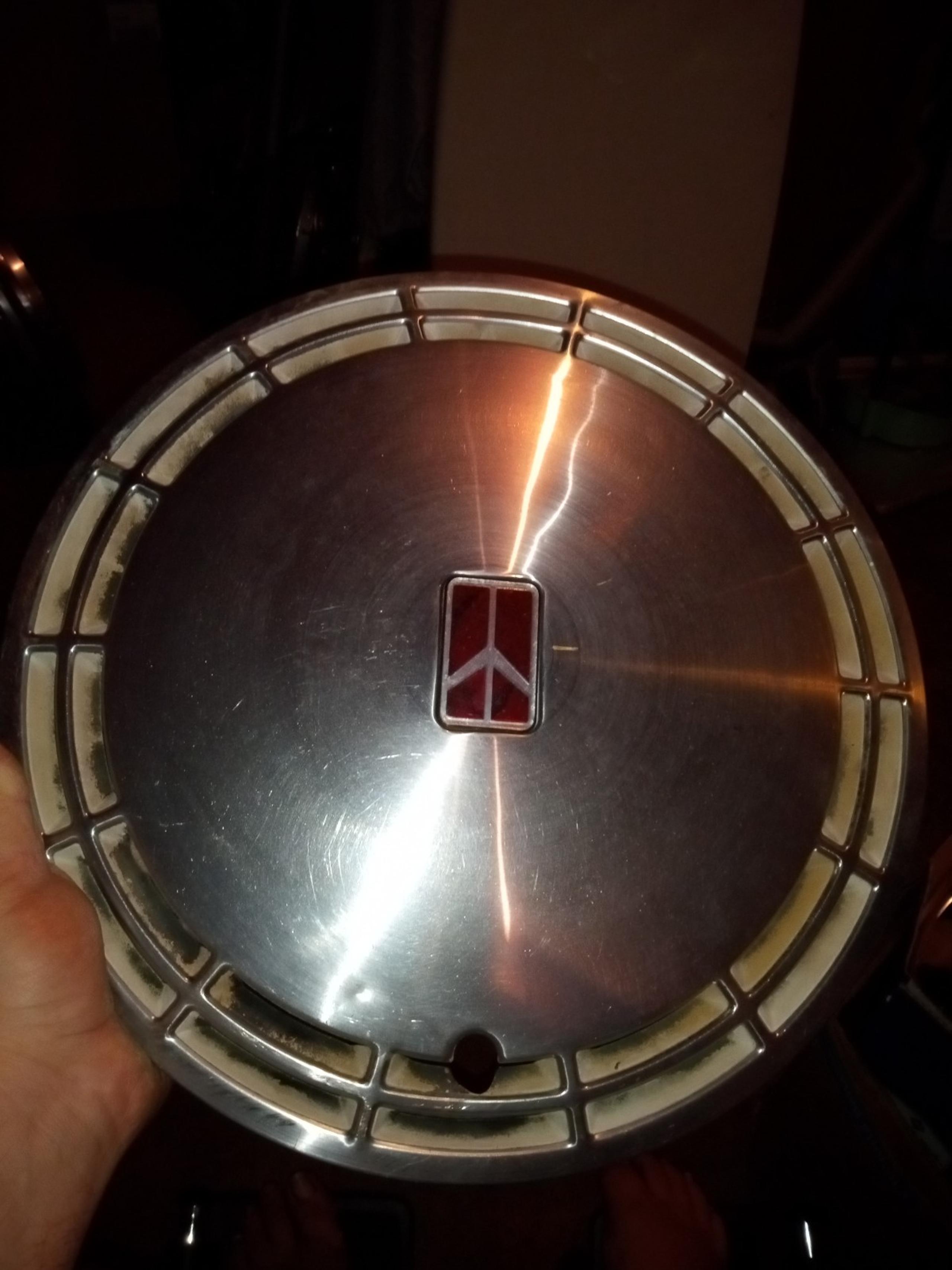 14" Oldsmobile Delta 88 hubcap