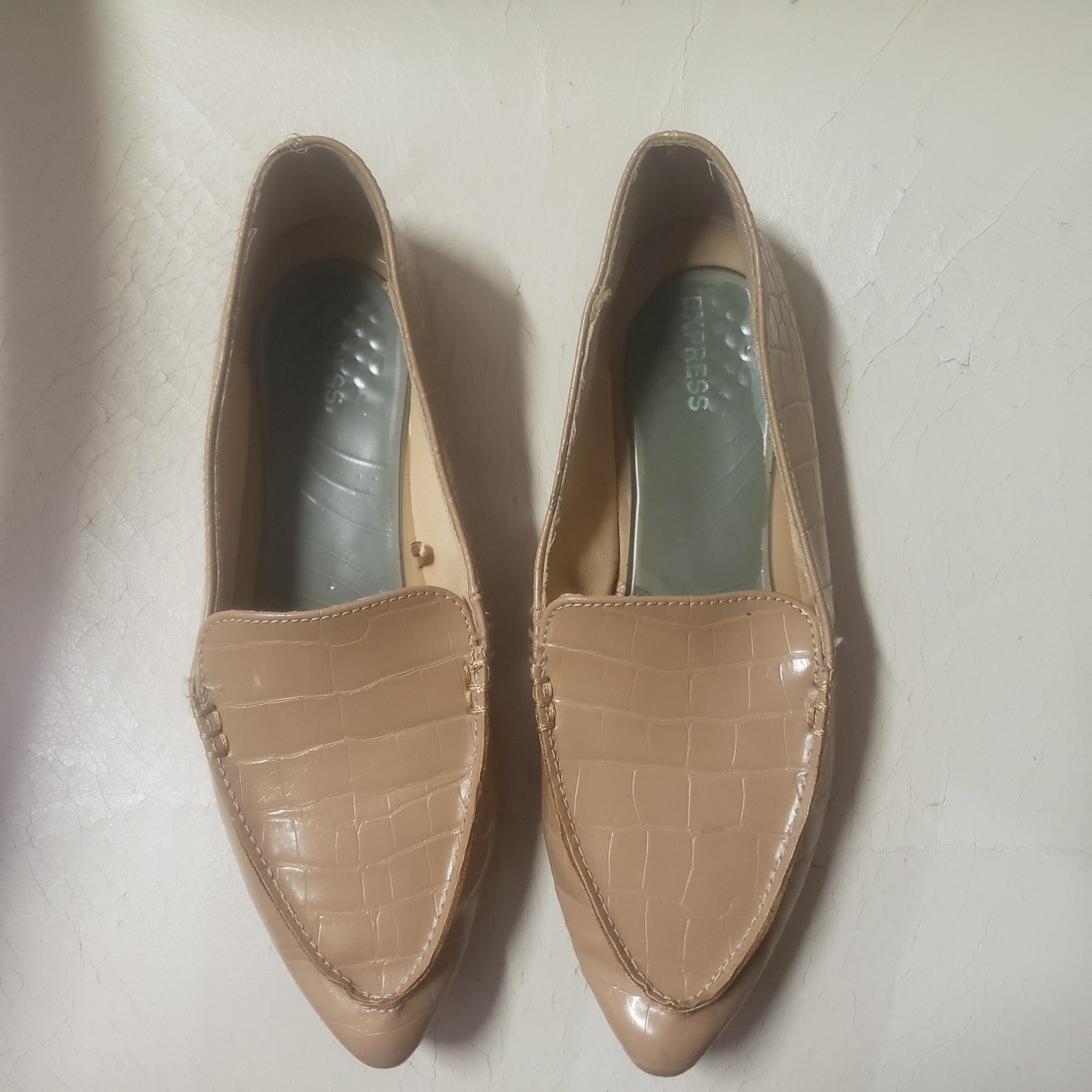 Express Tan Loafer Alligator Print Flats Women's Size 8 Polyurethane