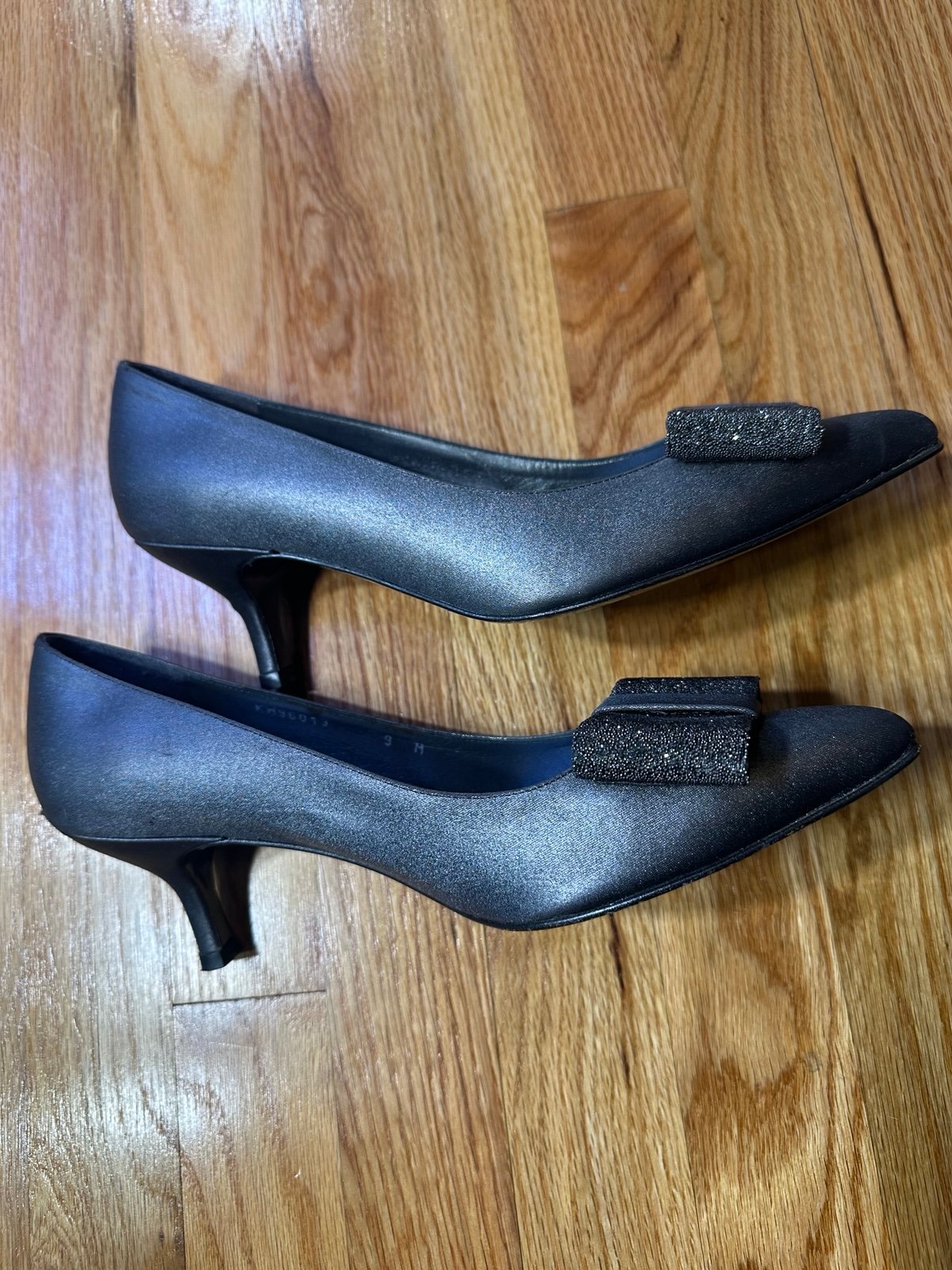 Stuart Weitzman Jeweled Bling Bow Satin Metallic Silver Kitten Heel Pumps size 9