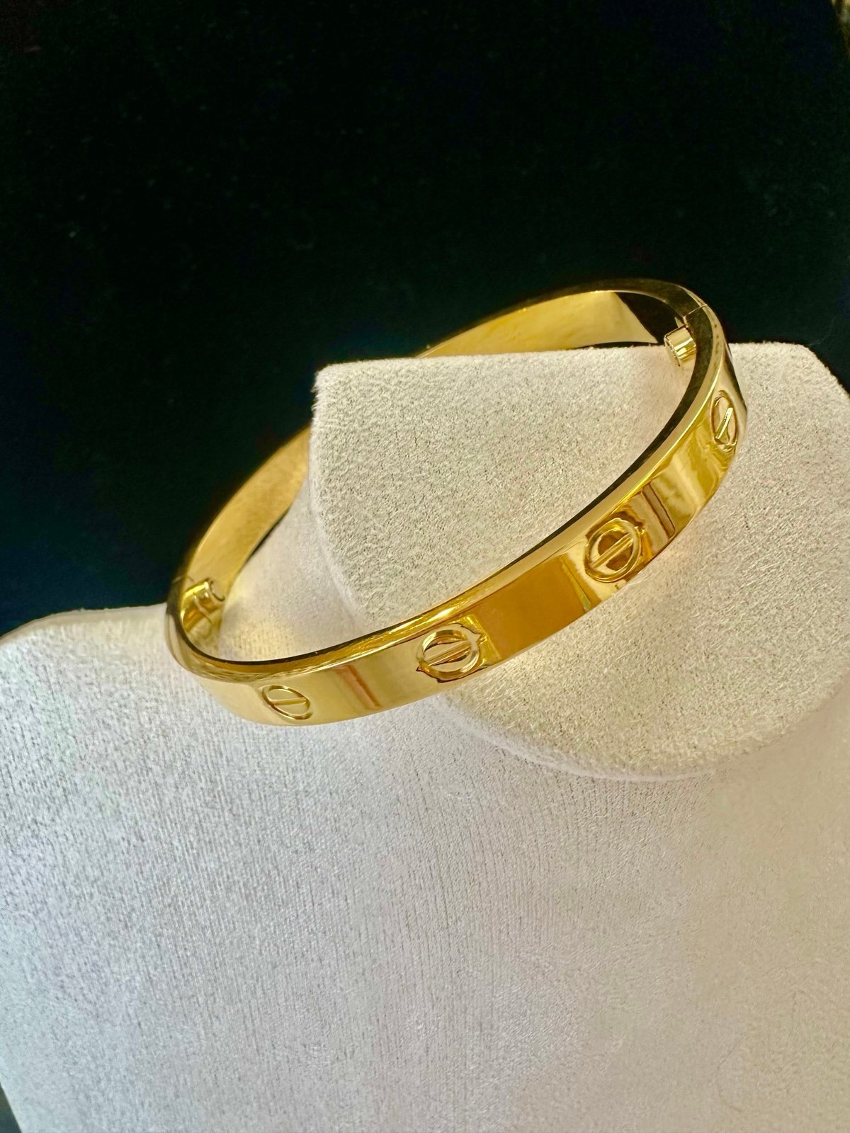 Bangle with screw tool. Gold tone.