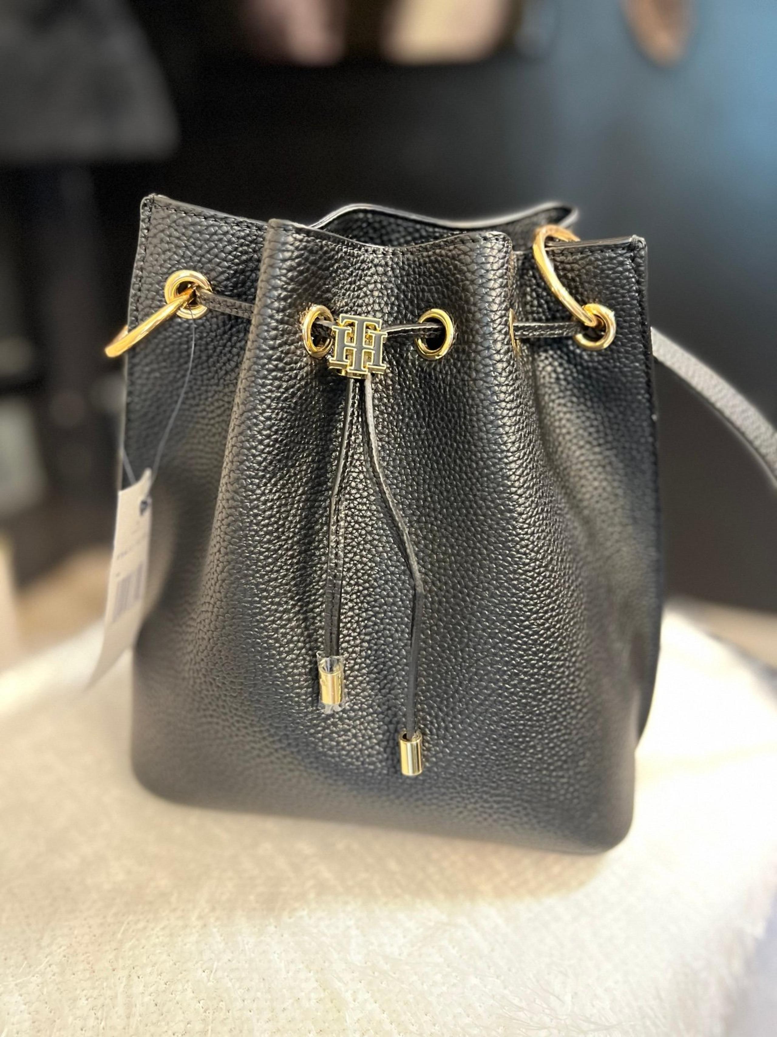 NWT-TOMMY HILFIGER BLACK LOGO BUCKET SHOULDER BAG