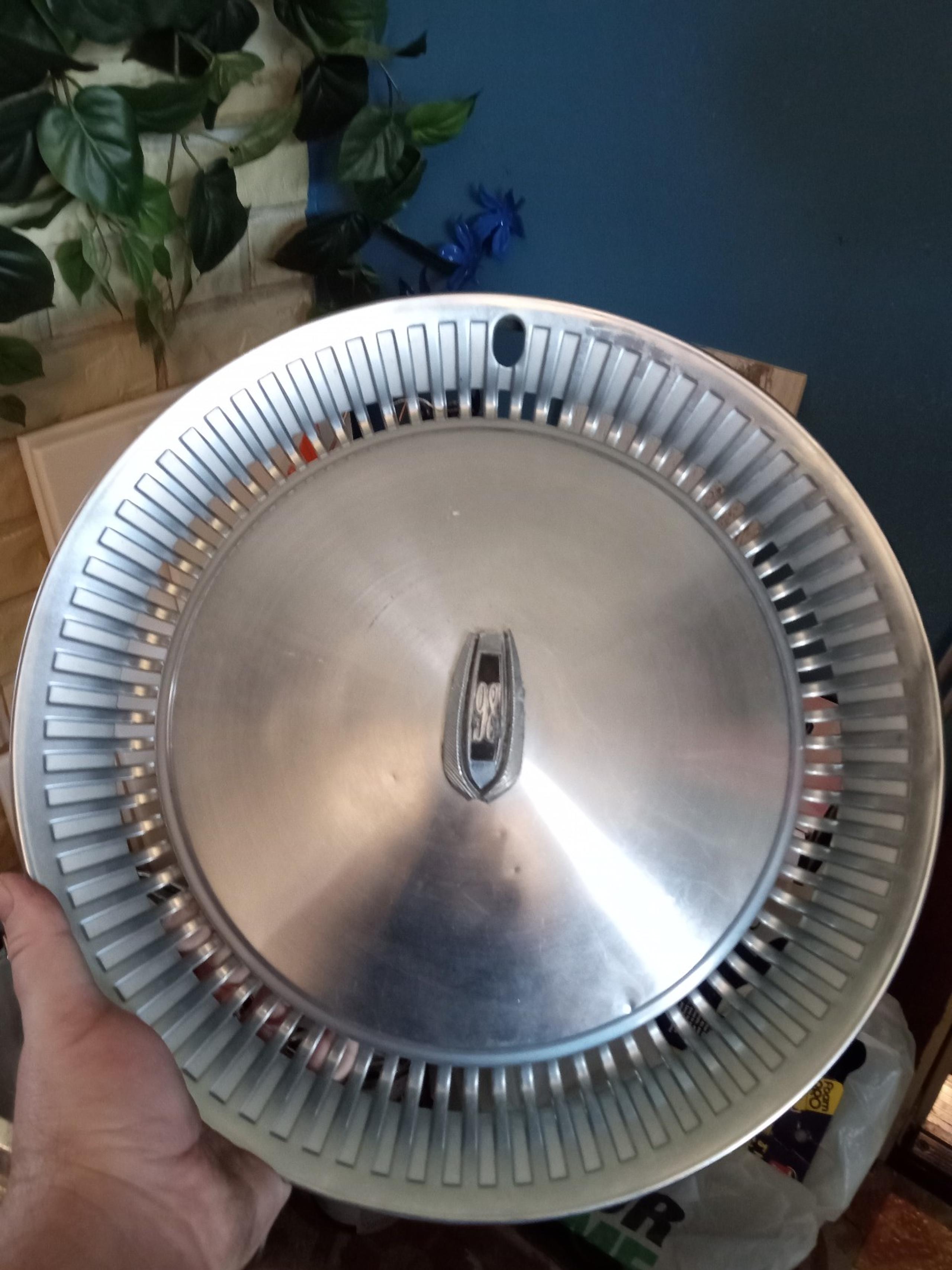 15" Oldsmobile 98 hubcap