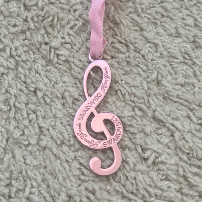 SWAROVSKI アリアナグランデ 音符 チャーム 2個セット 紙袋2枚 ArianaGrande x Swarovski アリアナ音符モチーフチャーム - メルカリ
