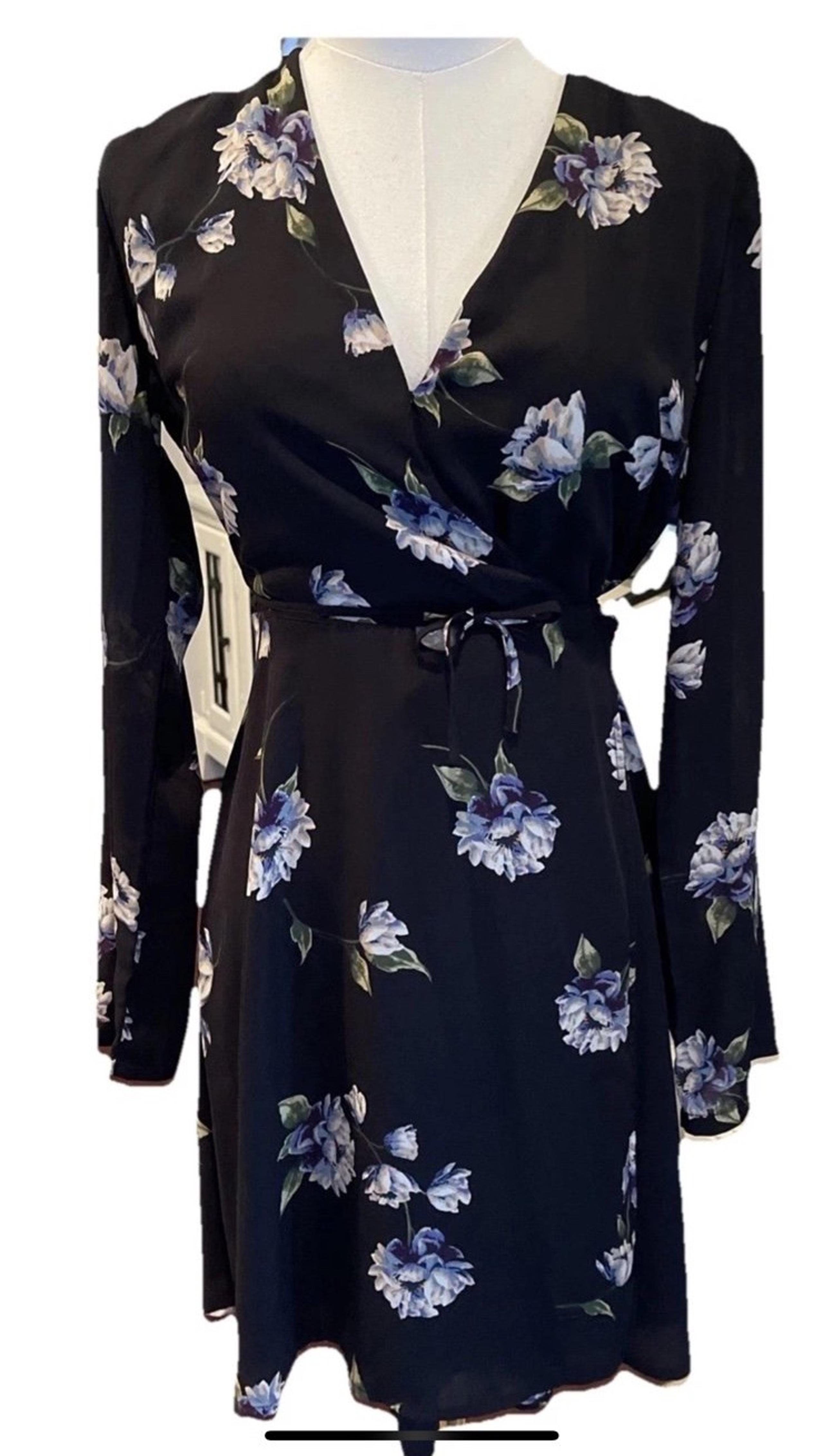 Lush knee length , black and white floral dress, v-neck size medium knee length , black and white floral dress, v-neck size medium - Lush