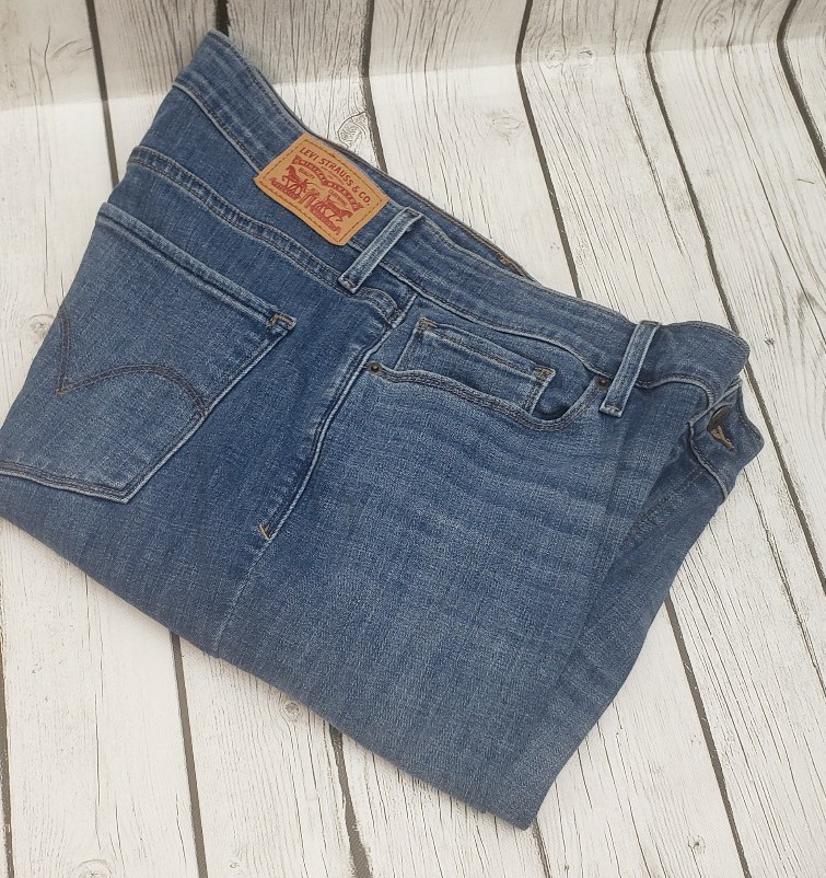 Distressed Levi Strauss & Co. Women's Mid-Rise Slim Fit Capri's,Size 32