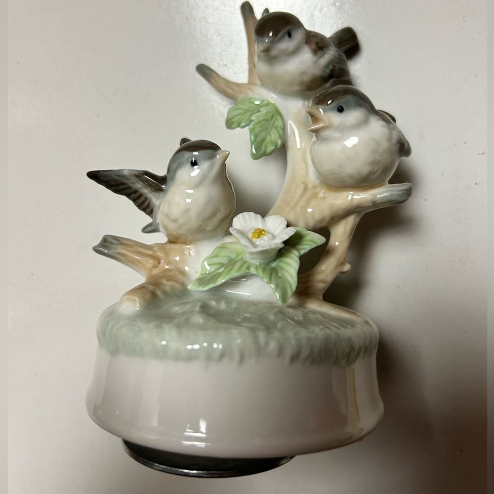 OTAGIRI Japan Porcelain Birds Music Box Figurine