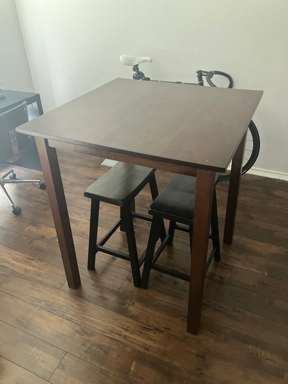 Pub Table & Stools (local pickup - Dallas)