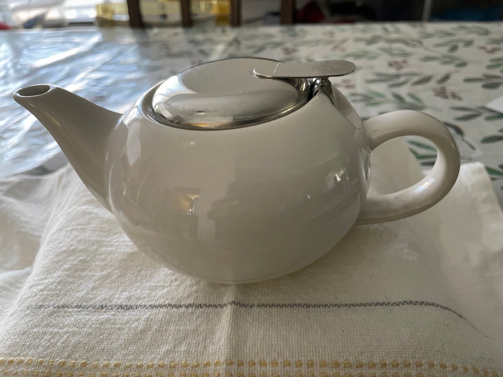 Teapot with strainer certified international white .