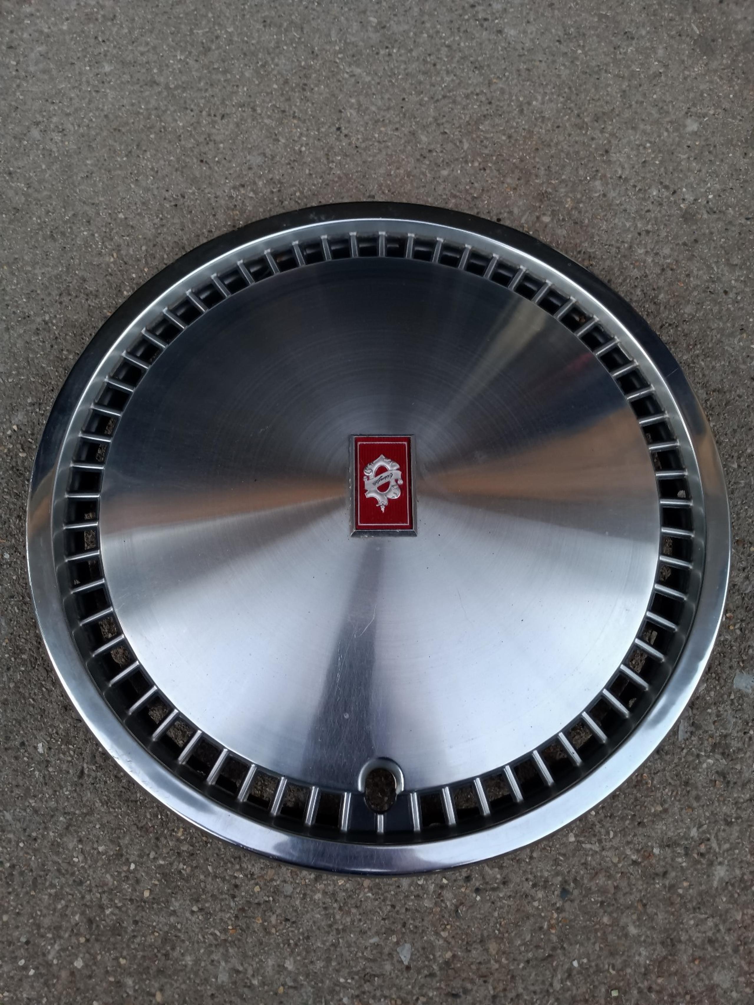 15" Oldsmobile delta 88 hubcap