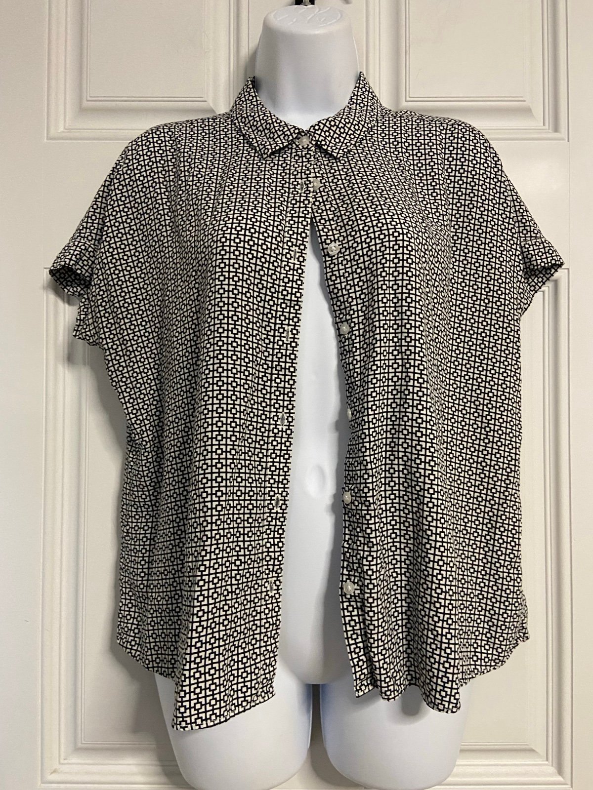 T10a- UNIQLO Geometric Printed Dolman Sleeve Shirt