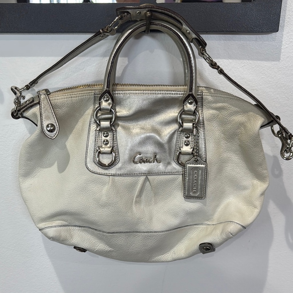 Coach Cream Leather Silver Accents Shoulder Hand Bag L1149-F15445 Hang Tag