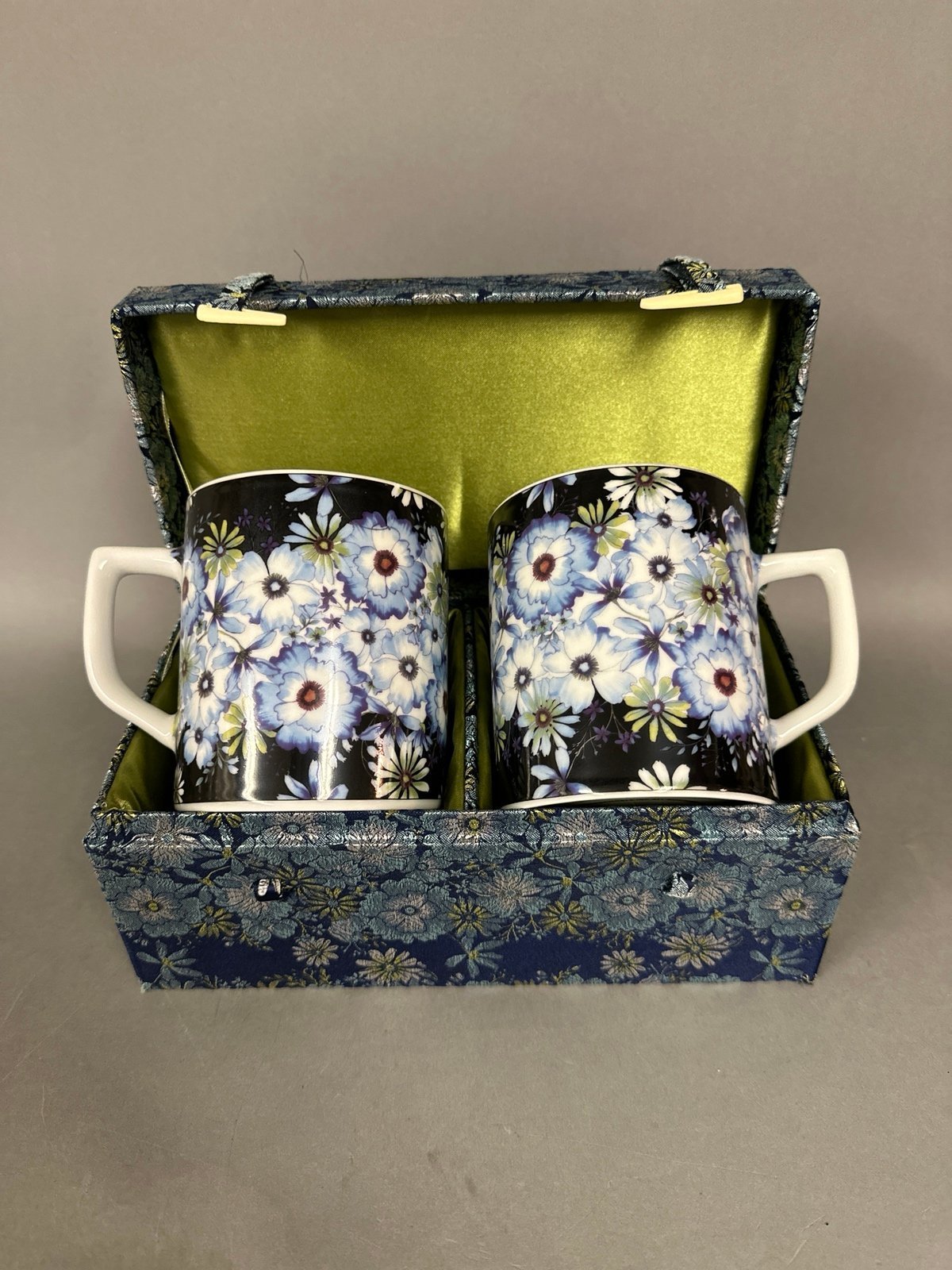 Barnes & Nobel Set of Two Blue Floral Mugs with Original Gift Box NWOT