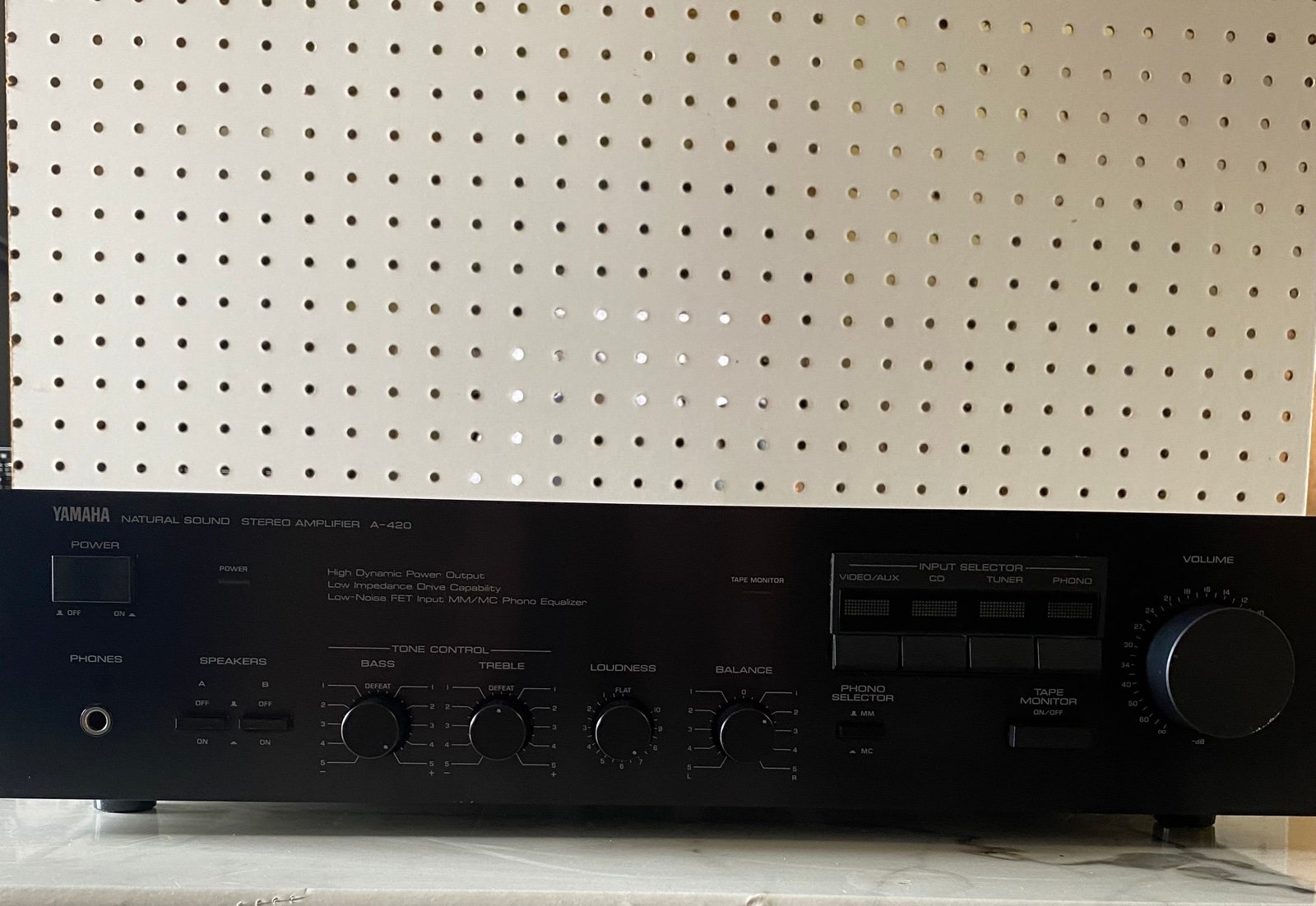 Yamaha Natural Sound stereo Amplifier A-420 . It doesn’t work. For parts /repair
