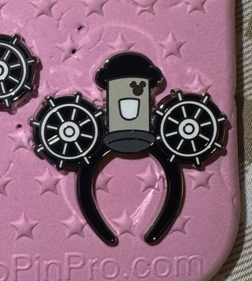 Hidden Mickey Steamboat Willie pin