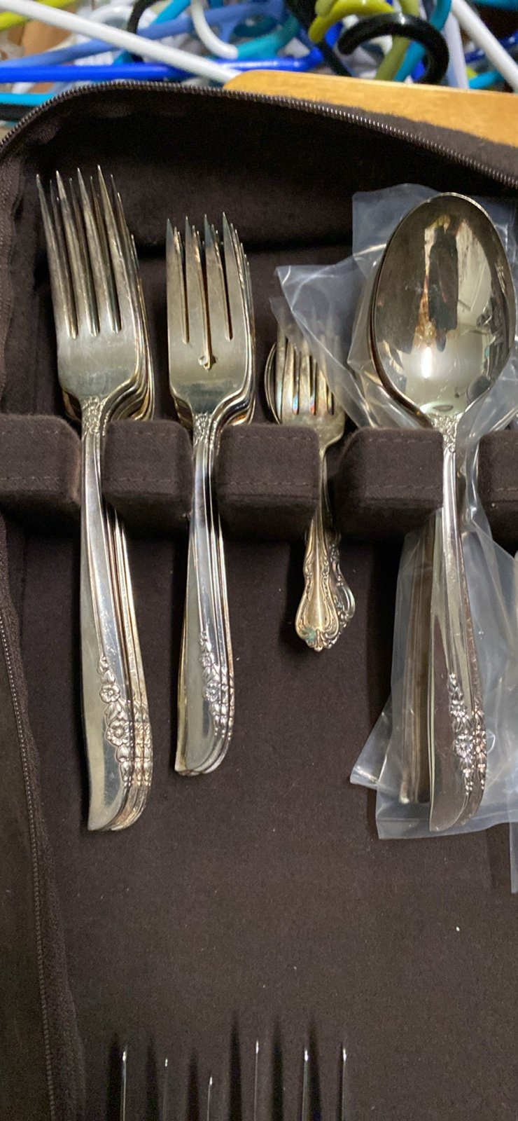 Oneida Lilac Time 8 place settings+ 59 pieces stamped: ONEIDA LTD 1881 ROGERS