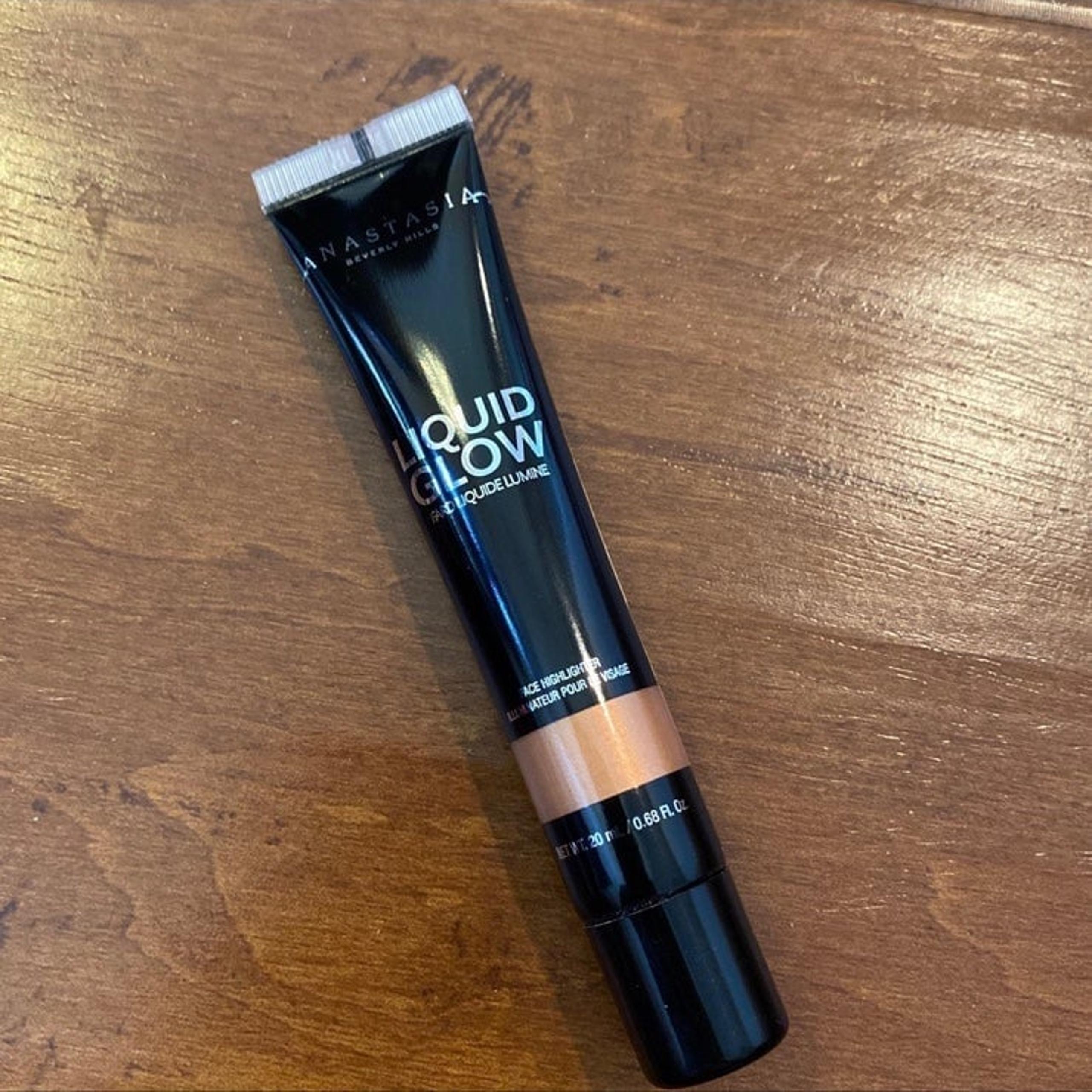 Anastasia Beverly Hills liquid Glow Face Highlighter