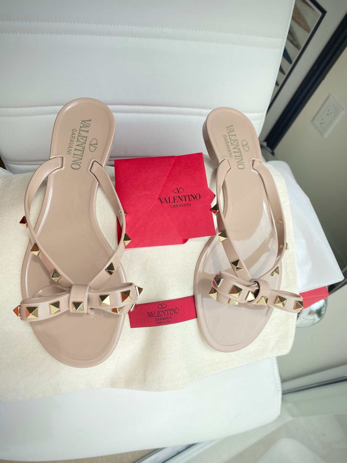 Valentino Rockstud Bow Sandals In Poudre