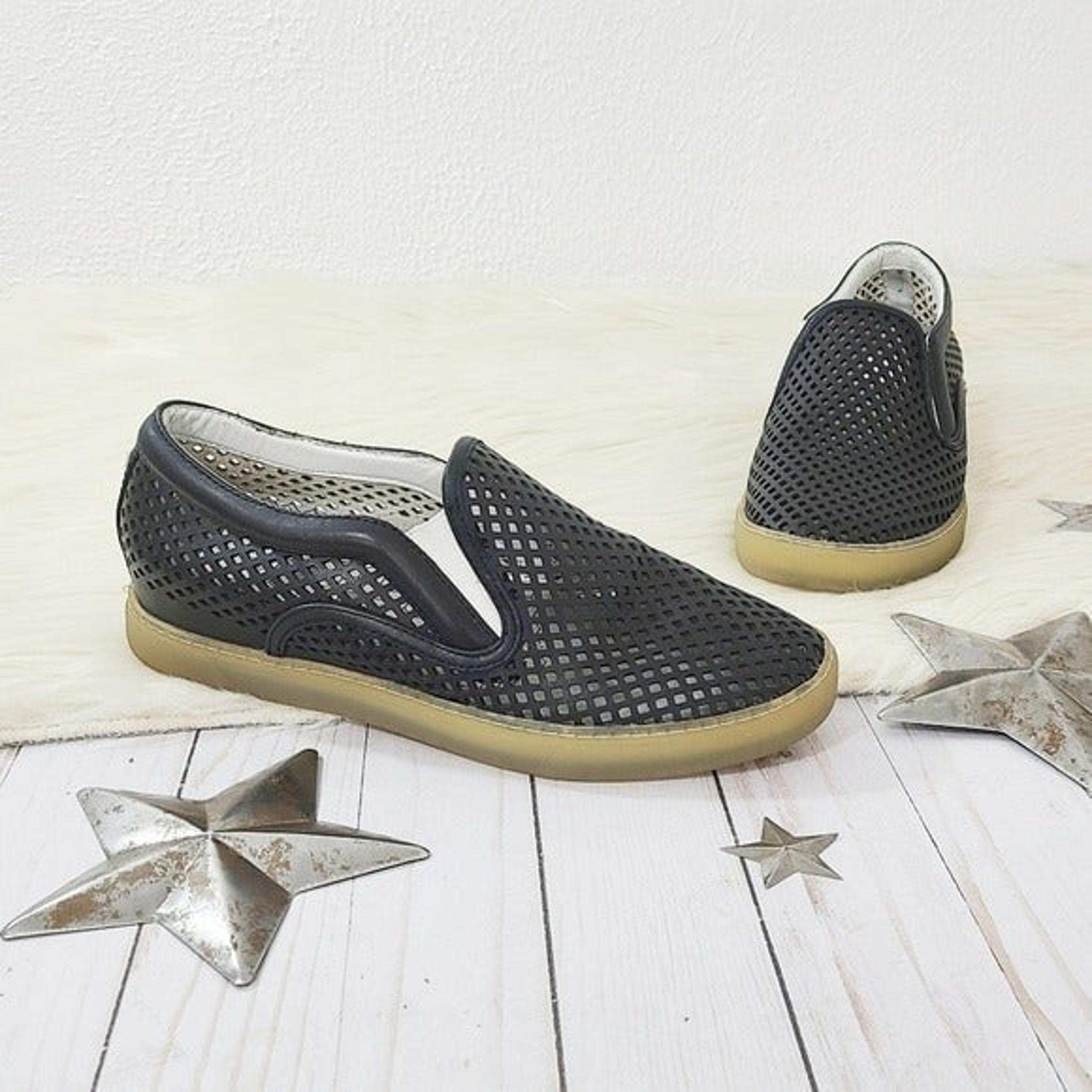 Dolce Vita Zaren perforated slip on sneaker black leather size 9.5