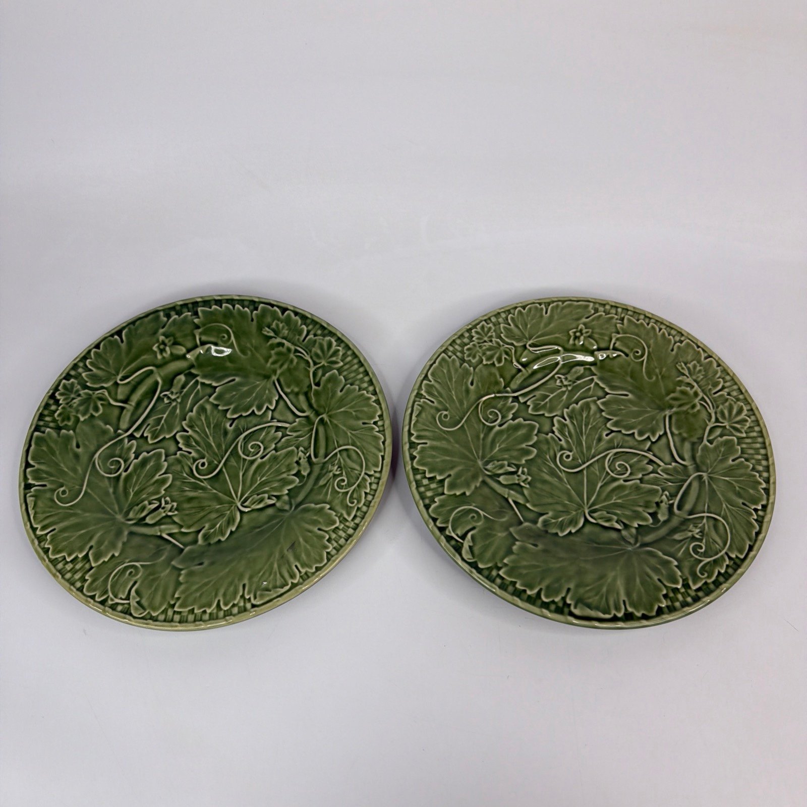 2 Bordallo Pinheiro Vine Green Dinner Plates 10 Inch discontinued, grape leaf
