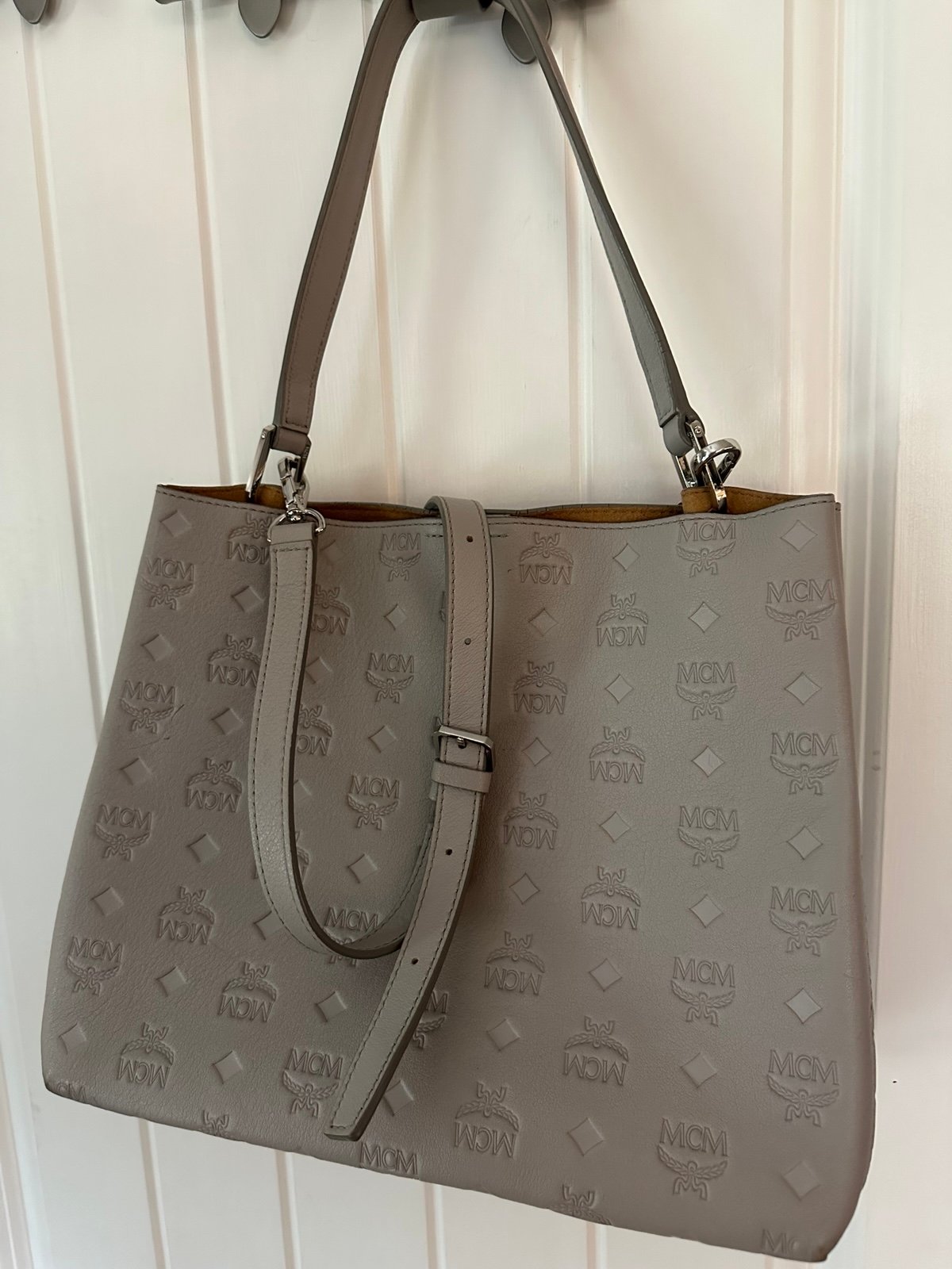 Mcm sara leather convertible hobo hotsell